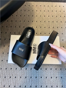 {{productViewItem.photos[photoViewList.activeNavIndex].Alt || productViewItem.photos[photoViewList.activeNavIndex].Description || 'Тапочки HERMES'}}