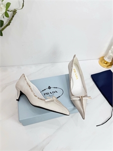 {{productViewItem.photos[photoViewList.activeNavIndex].Alt || productViewItem.photos[photoViewList.activeNavIndex].Description || 'Туфли PRADA'}}