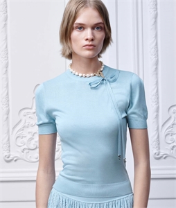 {{productViewItem.photos[photoViewList.activeNavIndex].Alt || productViewItem.photos[photoViewList.activeNavIndex].Description || 'Кофта DIOR'}}