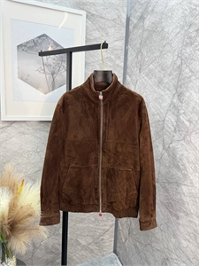 {{productViewItem.photos[photoViewList.activeNavIndex].Alt || productViewItem.photos[photoViewList.activeNavIndex].Description || 'Замшевая куртка KITON'}}