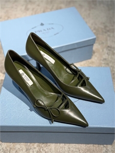 {{productViewItem.photos[photoViewList.activeNavIndex].Alt || productViewItem.photos[photoViewList.activeNavIndex].Description || 'Туфли PRADA'}}