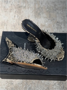 {{productViewItem.photos[photoViewList.activeNavIndex].Alt || productViewItem.photos[photoViewList.activeNavIndex].Description || 'Босоножки'}}