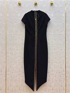 {{productViewItem.photos[photoViewList.activeNavIndex].Alt || productViewItem.photos[photoViewList.activeNavIndex].Description || 'Платье Schiaparelli'}}