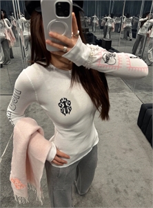 {{productViewItem.photos[photoViewList.activeNavIndex].Alt || productViewItem.photos[photoViewList.activeNavIndex].Description || 'Лонгслив  CHROME HEARTS'}}