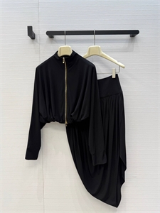 {{productViewItem.photos[photoViewList.activeNavIndex].Alt || productViewItem.photos[photoViewList.activeNavIndex].Description || 'Костюм ALAIA'}}