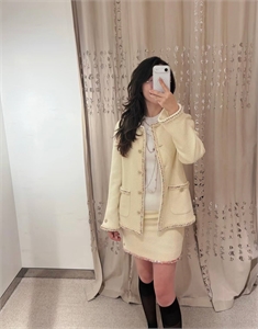 {{productViewItem.photos[photoViewList.activeNavIndex].Alt || productViewItem.photos[photoViewList.activeNavIndex].Description || 'Костюм CHANEL'}}