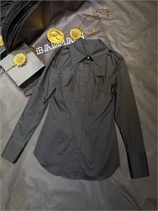 {{productViewItem.photos[photoViewList.activeNavIndex].Alt || productViewItem.photos[photoViewList.activeNavIndex].Description || 'Рубашка BALMAIN'}}