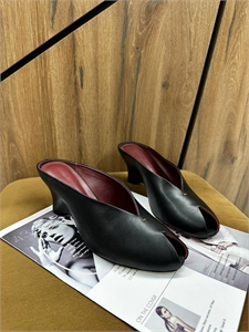 {{productViewItem.photos[photoViewList.activeNavIndex].Alt || productViewItem.photos[photoViewList.activeNavIndex].Description || 'Мюли KHAITE'}}