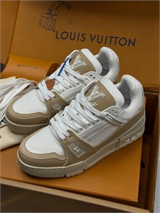 {{productViewItem.photos[photoViewList.activeNavIndex].Alt || productViewItem.photos[photoViewList.activeNavIndex].Description || 'Кроссовки LOUIS VUITTON'}}