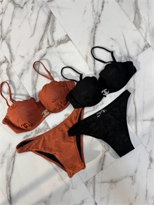 {{productViewItem.photos[photoViewList.activeNavIndex].Alt || productViewItem.photos[photoViewList.activeNavIndex].Description || 'Купальник CHANEL'}}