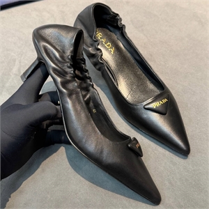 {{productViewItem.photos[photoViewList.activeNavIndex].Alt || productViewItem.photos[photoViewList.activeNavIndex].Description || 'Туфли PRADA'}}