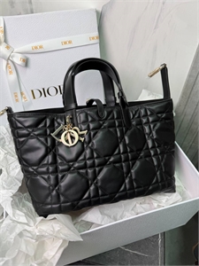 {{productViewItem.photos[photoViewList.activeNavIndex].Alt || productViewItem.photos[photoViewList.activeNavIndex].Description || 'Сумка DIOR'}}