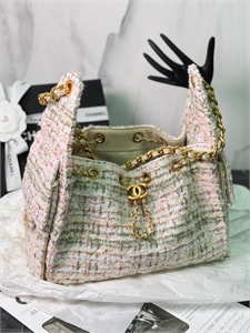 {{productViewItem.photos[photoViewList.activeNavIndex].Alt || productViewItem.photos[photoViewList.activeNavIndex].Description || 'Сумка CHANEL'}}