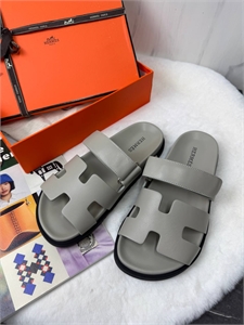 {{productViewItem.photos[photoViewList.activeNavIndex].Alt || productViewItem.photos[photoViewList.activeNavIndex].Description || 'Тапочки HERMES'}}