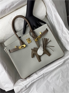 {{productViewItem.photos[photoViewList.activeNavIndex].Alt || productViewItem.photos[photoViewList.activeNavIndex].Description || 'Сумка HERMES'}}