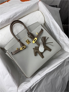 {{productViewItem.photos[photoViewList.activeNavIndex].Alt || productViewItem.photos[photoViewList.activeNavIndex].Description || 'Брелок HERMES'}}