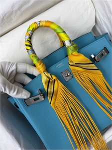 {{productViewItem.photos[photoViewList.activeNavIndex].Alt || productViewItem.photos[photoViewList.activeNavIndex].Description || 'Твилли HERMES'}}