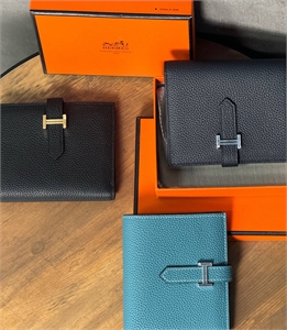 {{productViewItem.photos[photoViewList.activeNavIndex].Alt || productViewItem.photos[photoViewList.activeNavIndex].Description || 'Кошелек HERMES'}}