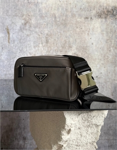 {{productViewItem.photos[photoViewList.activeNavIndex].Alt || productViewItem.photos[photoViewList.activeNavIndex].Description || 'Сумка PRADA'}}