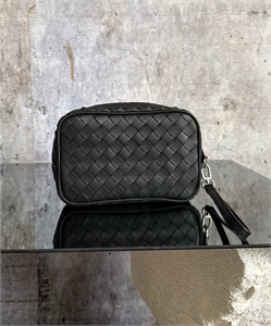 {{productViewItem.photos[photoViewList.activeNavIndex].Alt || productViewItem.photos[photoViewList.activeNavIndex].Description || 'Сумка Bottega'}}