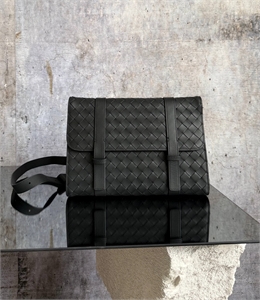 {{productViewItem.photos[photoViewList.activeNavIndex].Alt || productViewItem.photos[photoViewList.activeNavIndex].Description || 'Сумка Bottega'}}