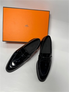 {{productViewItem.photos[photoViewList.activeNavIndex].Alt || productViewItem.photos[photoViewList.activeNavIndex].Description || 'Лоферы HERMES'}}