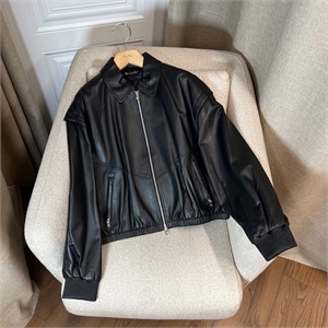 {{productViewItem.photos[photoViewList.activeNavIndex].Alt || productViewItem.photos[photoViewList.activeNavIndex].Description || 'Куртка LORO PIANA'}}