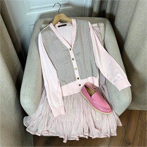 {{productViewItem.photos[photoViewList.activeNavIndex].Alt || productViewItem.photos[photoViewList.activeNavIndex].Description || 'Кардиган LORO PIANA'}}