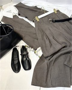 {{productViewItem.photos[photoViewList.activeNavIndex].Alt || productViewItem.photos[photoViewList.activeNavIndex].Description || 'Балетки THE ROW'}}