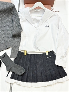 {{productViewItem.photos[photoViewList.activeNavIndex].Alt || productViewItem.photos[photoViewList.activeNavIndex].Description || 'Носки MIU MIU'}}