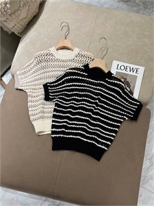 {{productViewItem.photos[photoViewList.activeNavIndex].Alt || productViewItem.photos[photoViewList.activeNavIndex].Description || 'Кофта BRUNELLO CUCINELLI'}}