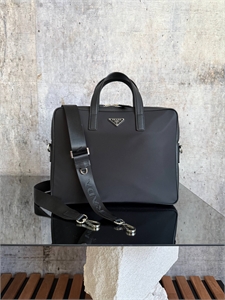 {{productViewItem.photos[photoViewList.activeNavIndex].Alt || productViewItem.photos[photoViewList.activeNavIndex].Description || 'Сумка PRADA'}}