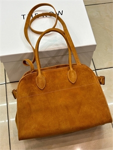 {{productViewItem.photos[photoViewList.activeNavIndex].Alt || productViewItem.photos[photoViewList.activeNavIndex].Description || 'Сумка THE ROW'}}