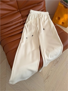 {{productViewItem.photos[photoViewList.activeNavIndex].Alt || productViewItem.photos[photoViewList.activeNavIndex].Description || 'Брюки CHANEL'}}