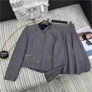 {{productViewItem.photos[photoViewList.activeNavIndex].Alt || productViewItem.photos[photoViewList.activeNavIndex].Description || 'Костюм DIOR'}}