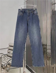 {{productViewItem.photos[photoViewList.activeNavIndex].Alt || productViewItem.photos[photoViewList.activeNavIndex].Description || 'Джинсы MIU MIU'}}