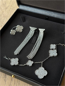 {{productViewItem.photos[photoViewList.activeNavIndex].Alt || productViewItem.photos[photoViewList.activeNavIndex].Description || 'Серьги PRADA'}}