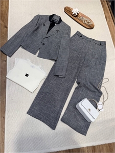 {{productViewItem.photos[photoViewList.activeNavIndex].Alt || productViewItem.photos[photoViewList.activeNavIndex].Description || 'Костюм CHANEL'}}