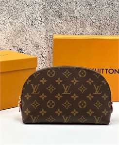 {{productViewItem.photos[photoViewList.activeNavIndex].Alt || productViewItem.photos[photoViewList.activeNavIndex].Description || 'Косметичка LOUIS VUITTON'}}