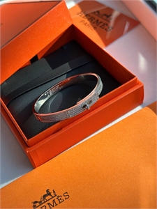 {{productViewItem.photos[photoViewList.activeNavIndex].Alt || productViewItem.photos[photoViewList.activeNavIndex].Description || 'Браслет HERMES'}}