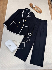 {{productViewItem.photos[photoViewList.activeNavIndex].Alt || productViewItem.photos[photoViewList.activeNavIndex].Description || 'Костюм VALENTINO'}}