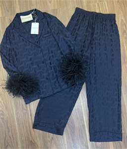 {{productViewItem.photos[photoViewList.activeNavIndex].Alt || productViewItem.photos[photoViewList.activeNavIndex].Description || 'Костюм VALENTINO'}}