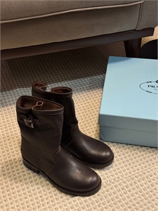 {{productViewItem.photos[photoViewList.activeNavIndex].Alt || productViewItem.photos[photoViewList.activeNavIndex].Description || 'Ботинки PRADA'}}