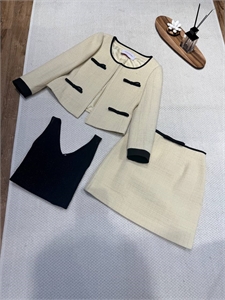 {{productViewItem.photos[photoViewList.activeNavIndex].Alt || productViewItem.photos[photoViewList.activeNavIndex].Description || 'Костюм VALENTINO'}}