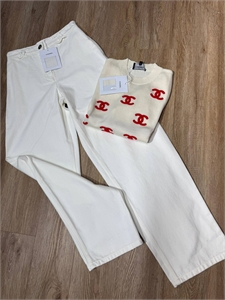 {{productViewItem.photos[photoViewList.activeNavIndex].Alt || productViewItem.photos[photoViewList.activeNavIndex].Description || 'Джинсы CHANEL'}}