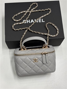 {{productViewItem.photos[photoViewList.activeNavIndex].Alt || productViewItem.photos[photoViewList.activeNavIndex].Description || 'Сумка CHANEL'}}