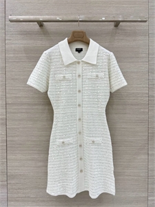 {{productViewItem.photos[photoViewList.activeNavIndex].Alt || productViewItem.photos[photoViewList.activeNavIndex].Description || 'Платье CHANEL'}}