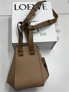 {{productViewItem.photos[photoViewList.activeNavIndex].Alt || productViewItem.photos[photoViewList.activeNavIndex].Description || 'Сумка LOEWE'}}