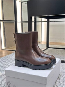 {{productViewItem.photos[photoViewList.activeNavIndex].Alt || productViewItem.photos[photoViewList.activeNavIndex].Description || 'Ботинки THE ROW'}}