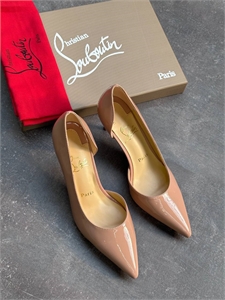 {{productViewItem.photos[photoViewList.activeNavIndex].Alt || productViewItem.photos[photoViewList.activeNavIndex].Description || 'Туфли Christian Louboutin'}}